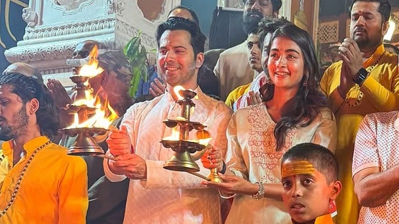 <div class="paragraphs"><p>Both actors attending the ceremony.</p></div>