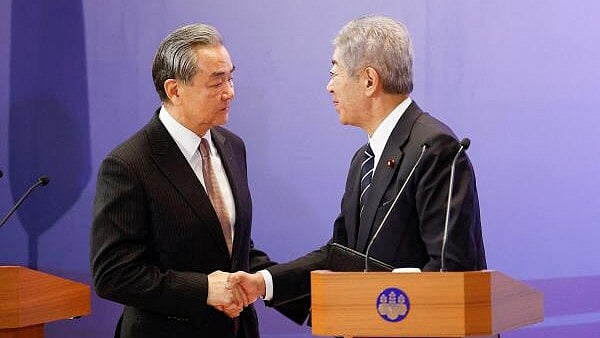 <div class="paragraphs"><p>Chinese Foreign Minister Yi and Japanese Foreign Minister Iwaya attend a joint press conference in Tokyo.</p></div>