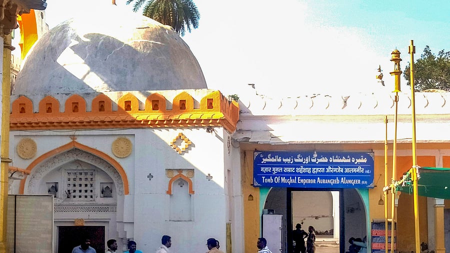 <div class="paragraphs"><p>Security arrangements at the tomb of Aurangzeb in Chhatrapati Sambhajinagar in Maharashtra last week, after protests demanding its removal. </p></div>