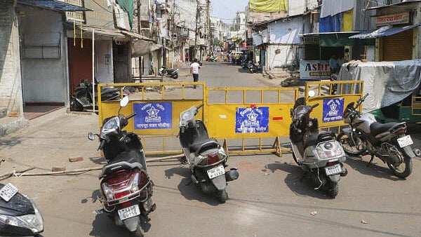 <div class="paragraphs"><p> A deserted road during the third day of curfew, days after violence broke out following an agitation by a right-wing group demanding removal of Aurangzeb's tomb, at Hanspuri area in Nagpur.</p></div>