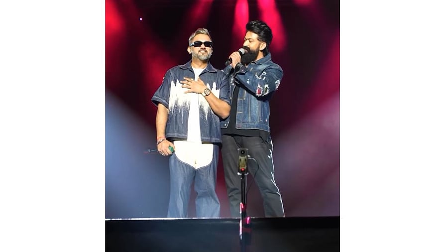 <div class="paragraphs"><p>Honey Singh and Yash at Bengaluru concert.</p></div>