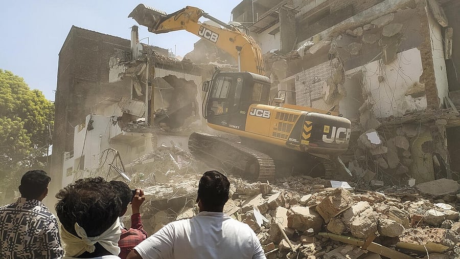 <div class="paragraphs"><p>Nagpur riots: Fahim Khan's house demolished.</p></div>