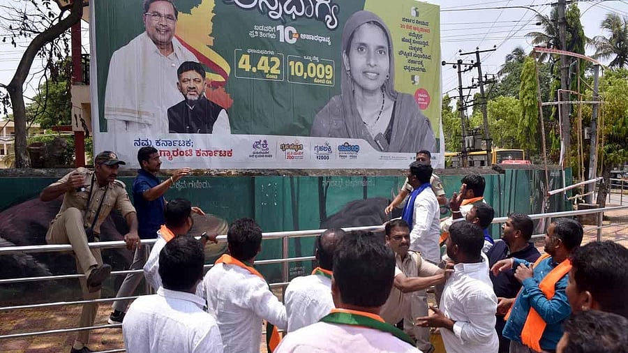 <div class="paragraphs"><p>BJP workers hurled eggs at a poster featuring Deputy Chief Minister D K Shivakumar in Chikkamagaluru. </p></div>