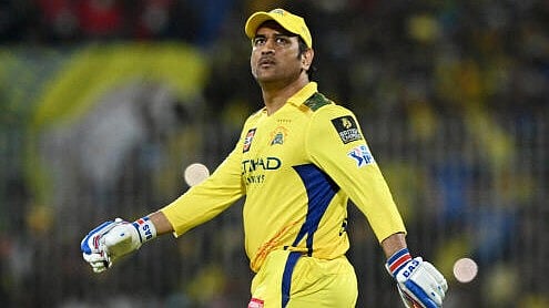 <div class="paragraphs"><p>Chennai Super Kings' MS Dhoni walks in to bat</p></div>