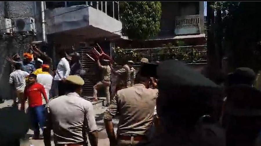 <div class="paragraphs"><p>Screengrab of police watching Karni Sena workers vandalising&nbsp;Samajwadi Party's Rajya Sabha MP Ramji Lal Suman house</p></div>