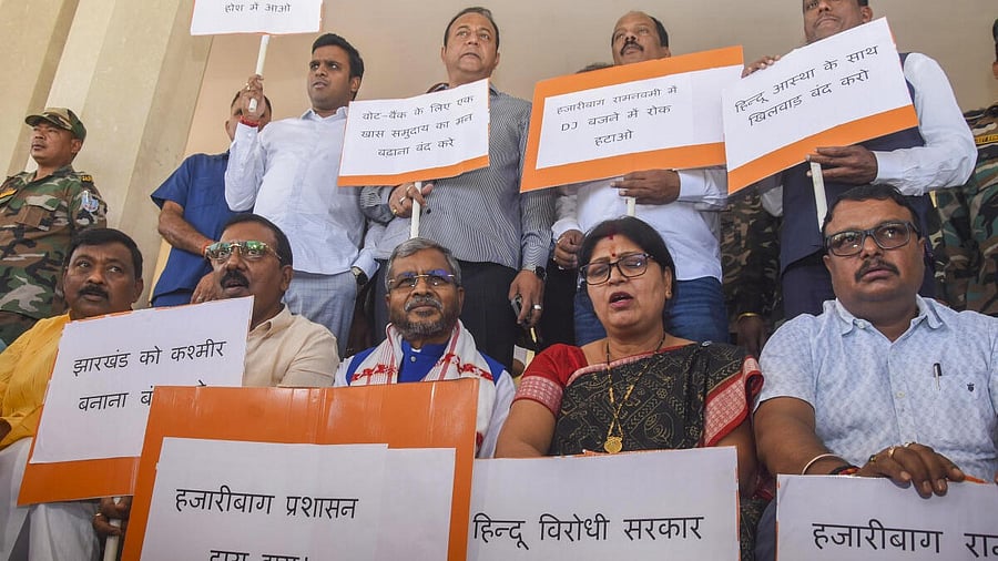 <div class="paragraphs"><p>BJP MLAs protest in Ranchi</p></div>