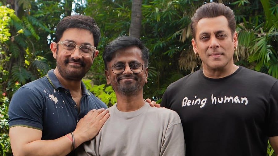 <div class="paragraphs"><p>Filmmaker AR Murugadoss is flanked by Aamir Khan and Salman Khan during <em>Sikandar</em> promotions.</p></div>