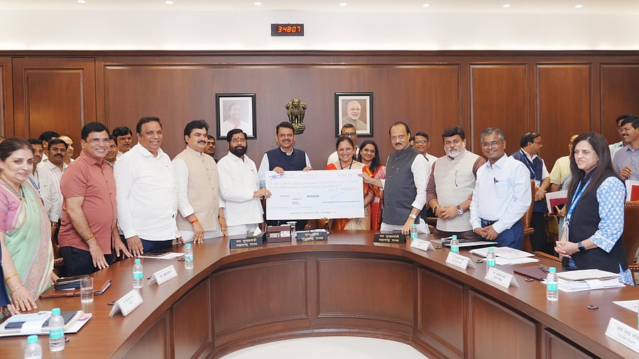 <div class="paragraphs"><p>A cheque of Rs 130 crore was handed over by the CM and Deputy CMs to MFTCDC Managing Director Swati Mhase Patil.</p></div>