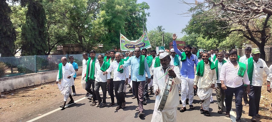 <div class="paragraphs"><p>Akhanda Karnataka Raitha Sangh leaders take out a protest in Almatti of Vijayapura district on Thursday condemning release of Krishna river water to Telangana. </p></div>