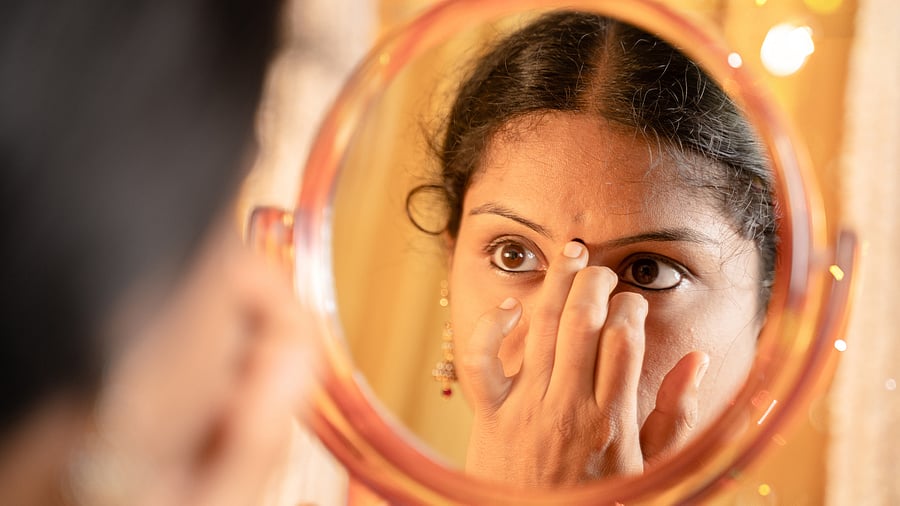 <div class="paragraphs"><p>Bindi</p></div>