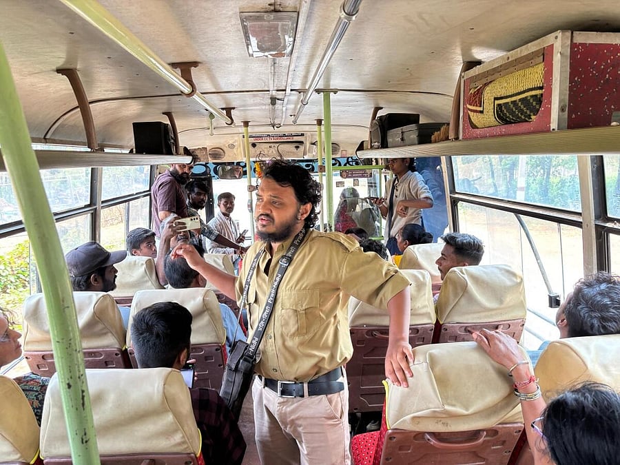 <div class="paragraphs"><p>Artists enacting drama titled ‘Mugiyada Payana’ on a moving bus in Shivamogga on Thursday.<strong> </strong></p></div>