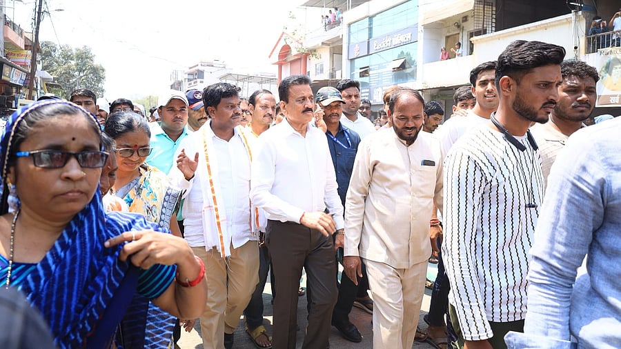 <div class="paragraphs"><p>Girish Mahajan on his way to pay tribute to the martyred soldier. He suffered the injury while climbing a military truck.</p></div>
