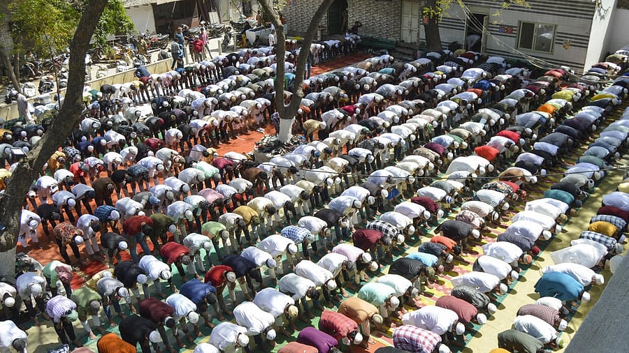 <div class="paragraphs"><p>Muslim devotees offer 'namaz' on the last Friday of the holy month of Ramzan, at a mosque, in Ghaziabad, Uttar Pradesh, Friday, March 28, 2025.</p></div>