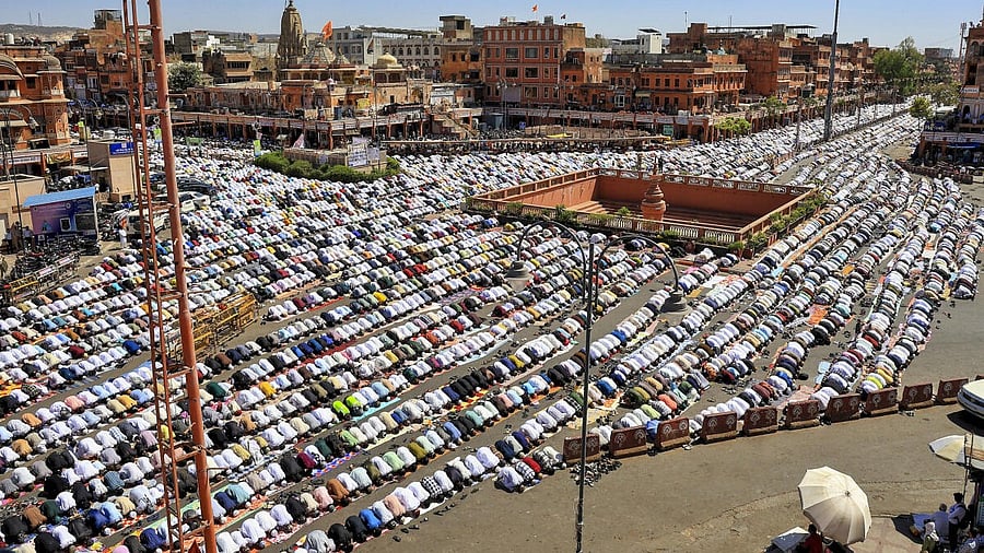 <div class="paragraphs"><p>Muslim devotees offer 'namaz' on the last Friday of the holy month of Ramzan, at Badi Chaupar, in Jaipur, Friday, March 28, 2025.</p></div>