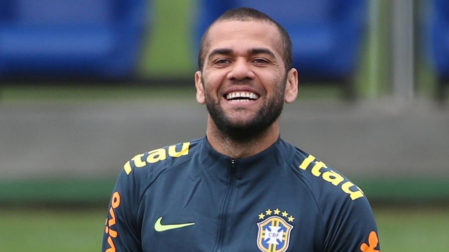 <div class="paragraphs"><p>Dani Alves.</p></div>