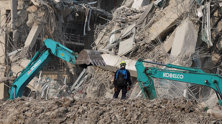 <div class="paragraphs"><p>Aftermath of a strong earthquake, in Bangkok</p></div>