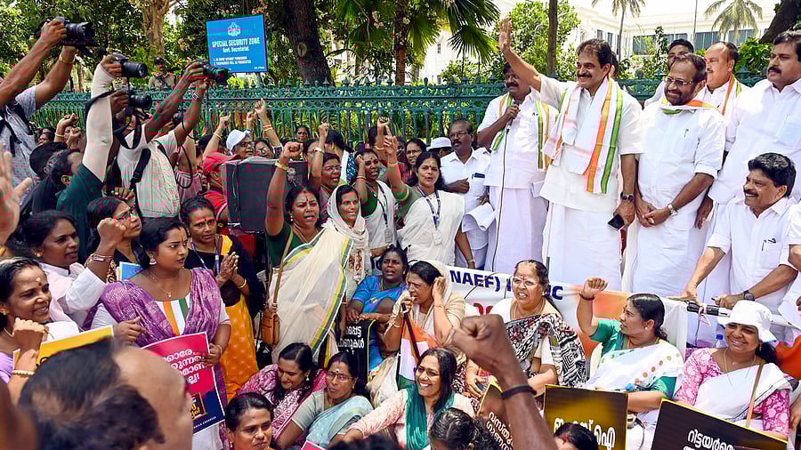 <div class="paragraphs"><p>AICC General Secretary KC Venugopal with Anganwadi workers during their protest demanding a hike in minimum wages, in Thiruvananthapuram, Saturday, March 29, 2025.</p></div>