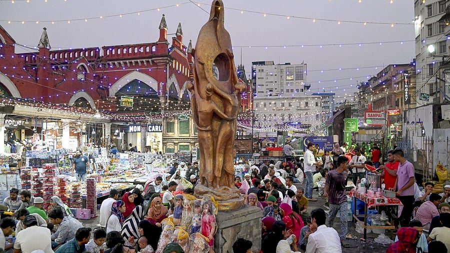 <div class="paragraphs"><p>Muslims break their fast at an 'iftaar' during the holy month of Ramzan, in Kolkata</p></div>