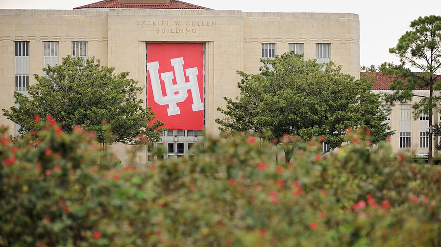 <div class="paragraphs"><p>The Houston University.</p></div>