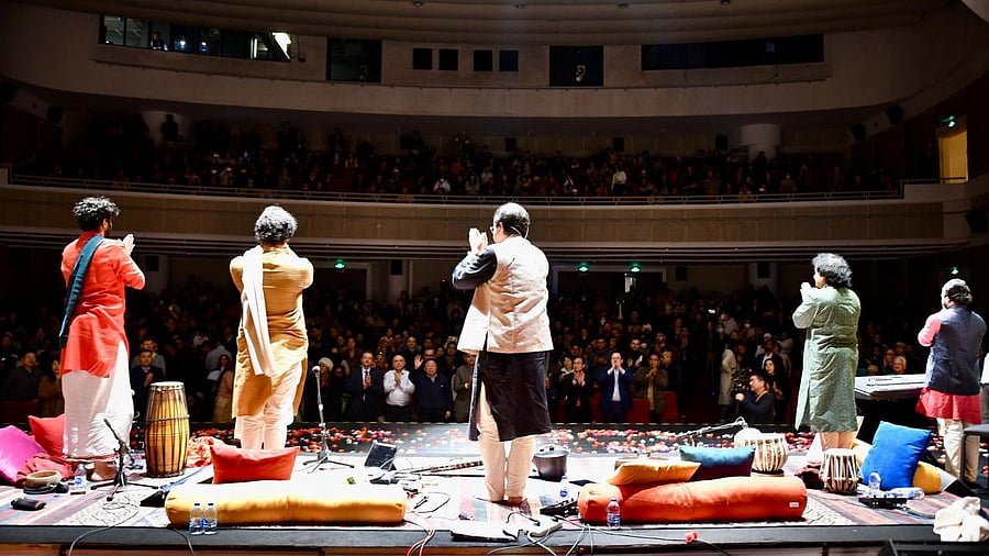 <div class="paragraphs"><p>Over 800 people attended a live concert of classical Indian music by maestros Purbayan Chatterjee and Rakesh Chaurasia in Shanghai.</p></div>