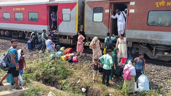 <div class="paragraphs"><p>Rescue operation underway after at least 11 coaches of the Bengaluru-Kamakhya Superfast Express derailed near Nirgundi station, in Cuttack district.</p></div>