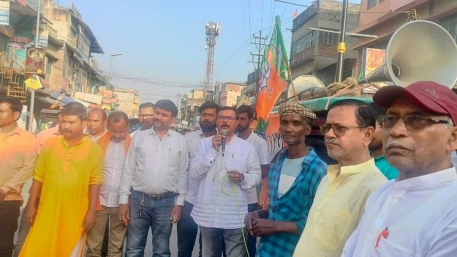 <div class="paragraphs"><p>BJP leaders and workers are participating in protest programs in various districts of West Bengal, including Mothabari in Malda, to protest against attacks on Hindus.</p></div>