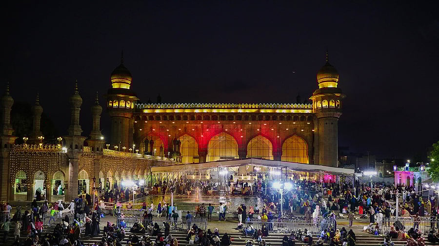 <div class="paragraphs"><p> The crescent moon rises behind the Mecca Masjid on the last day of the holy month of Ramzan on the eve of the Eid-ul-Fitr festival.</p></div>