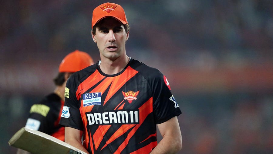 <div class="paragraphs"><p> Sunrisers Hyderabad's Pat Cummins during the warm up before the match </p></div>