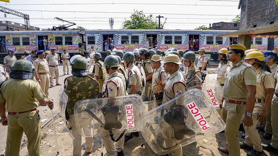 <div class="paragraphs"><p>A file image of security personnel deployed near Rishra railway station amid tension after clashes broke out between two groups during a 'Ram Navami' procession.</p></div>