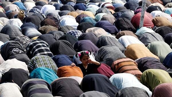 <div class="paragraphs"><p>Muslims celebrate Eid al-Fitr</p></div>