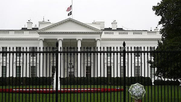 <div class="paragraphs"><p>View of the White House.</p></div>