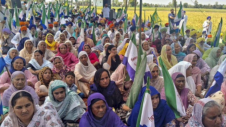 <div class="paragraphs"><p>Farmers associated with Kisan Mazdoor Morcha and Sanyukta Kisan Morcha stage a protest outside the residence of Punjab Minister Kuldeep Singh Dhaliwal on Monday.</p></div>