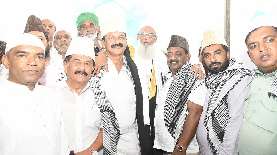 <div class="paragraphs"><p>Sir Khazi of Mysuru Mohamed Usman Shariff with MLA K Harish Gowda, ex-MLA M K Somashekar, KPCC spokesman M Lakshmana and former corporator Suhail Baig, in Mysuru, during Ramzan celebrations, on Monday.</p></div>