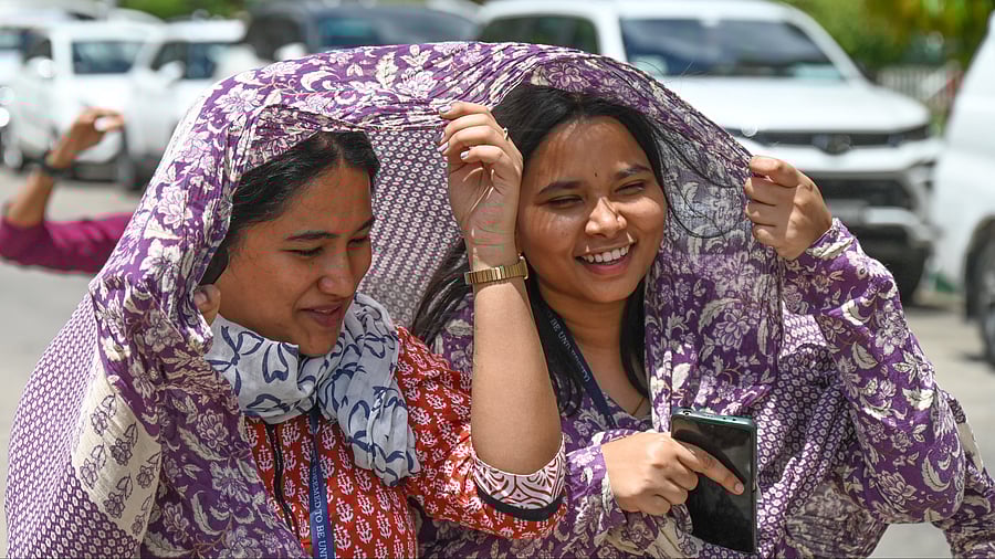 <div class="paragraphs"><p>Women use a dupatta to protect themselves from the scorching heat. </p></div>