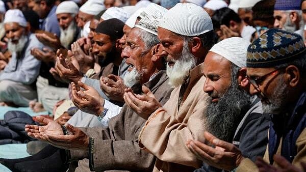<div class="paragraphs"><p>Muslims pray during Jumat-ul-Vida or the last Friday of holy fasting month of Ramadan, at Hazratbal shrine in Srinagar</p></div>