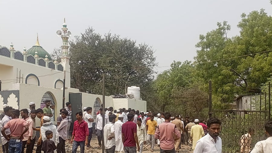 <div class="paragraphs"><p>People gather after gelatin sticks trigger blasts at a mosque, in Beed, Maharashtra, Sunday, March 30, 2025.</p></div>