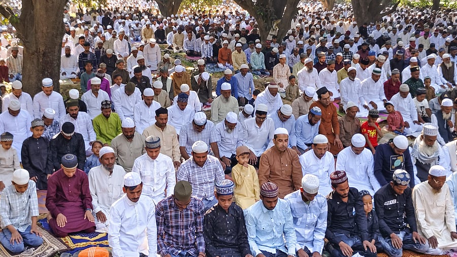 <div class="paragraphs"><p>People offer ‘namaz’ on the occasion of ‘Eid-ul-Fitr’ festival, at Shahi Eidgah, in Sambhal, Uttar Pradesh, Monday, March 31, 2025.</p></div>