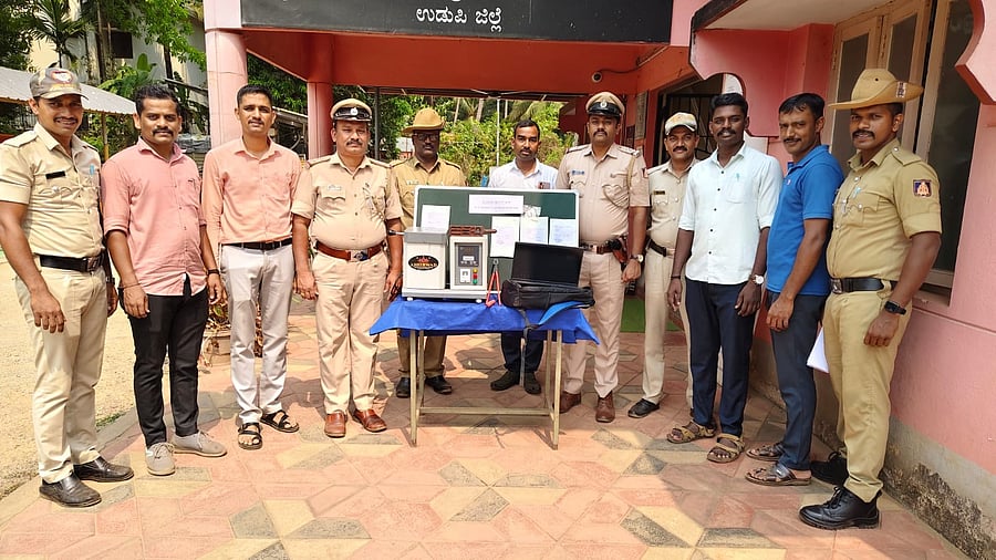 <div class="paragraphs"><p>The team of police personnel with the recovered valuables. </p></div>