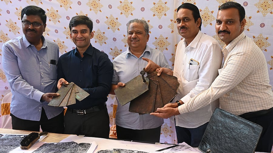 <div class="paragraphs"><p>Ritvik Rekhi, numismatist, Varaprasad, commissioner of customs (Bengaluru), Hardik Parekh, manager of Falcon coins gallery, Kirti M Parekh, managing director of the gallery, Dr K Muniratnam, director, epigraphy, ASI Mysuru, and Dr S Nagarajappa, deputy superintendent of epigraphy, ASI Mysuru, unveil newly discovered copper plates&nbsp;at the gallery in Bengaluru on Tuesday. </p></div>