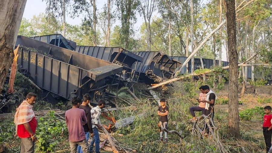 <div class="paragraphs"><p>Two goods trains collided in Sahibganj</p></div>