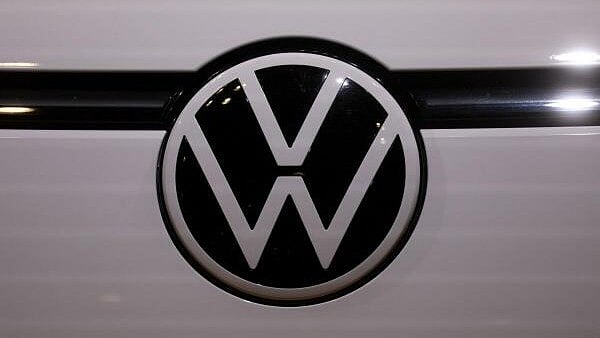<div class="paragraphs"><p>The&nbsp;Volkswagen logo</p></div>