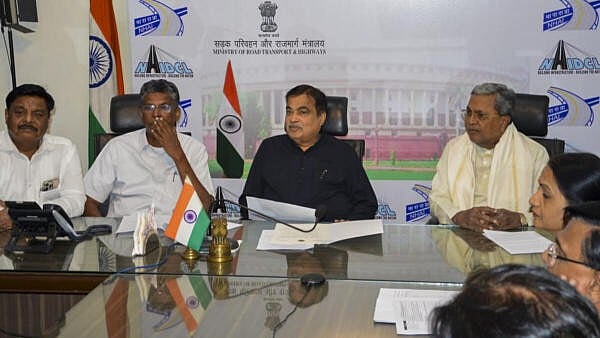 <div class="paragraphs"><p>Union Minister Nitin Gadkari with Karnataka Chief Minister Siddaramaiah during a meeting, in New Delhi.</p></div>