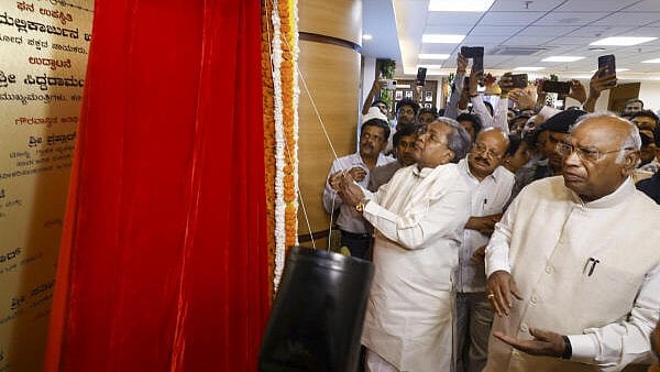 <div class="paragraphs"><p>Karnataka Chief Minister Siddaramaiah inaugurates the newly constructed Karnataka Bhavan-1 building, in New Delhi. Congress President Mallikarjun Kharge is also seen.</p></div>