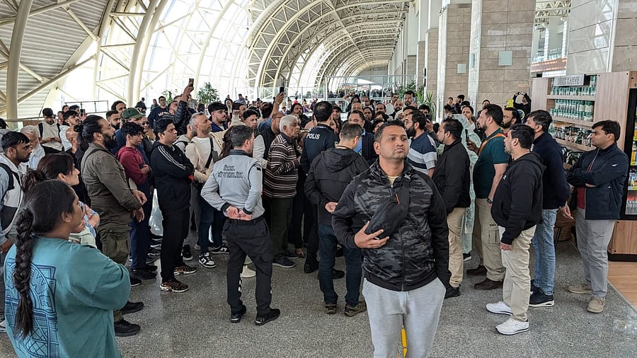 <div class="paragraphs"><p>Stranded passengers at the airport</p></div>