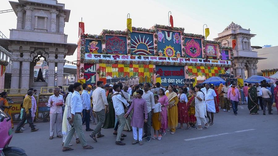 <div class="paragraphs"><p>People arrive at the gate of Ram Mandir on the occasion of Ramnavami, in Ayodhya.</p></div>
