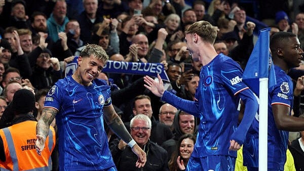 <div class="paragraphs"><p>Chelsea's Enzo Fernandez celebrates scoring their first goal with Cole Palmer</p></div>
