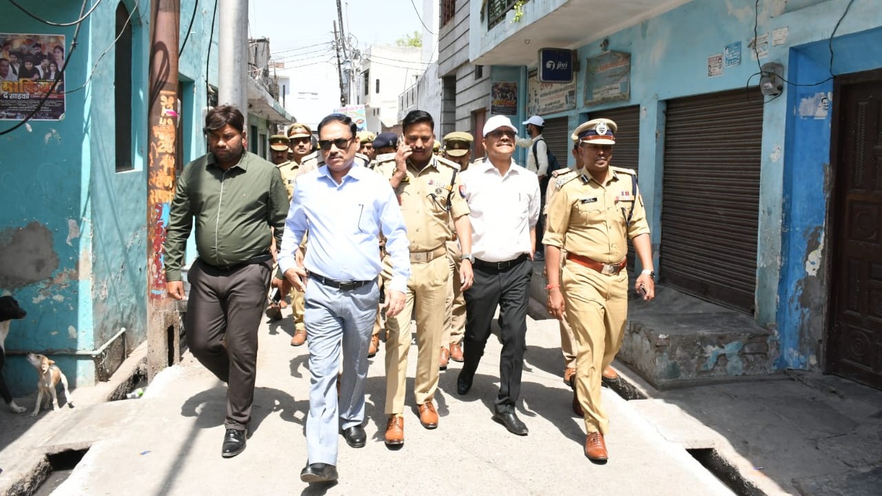 <div class="paragraphs"><p>Muzaffarnagar DM on rounds with police officials.</p></div>