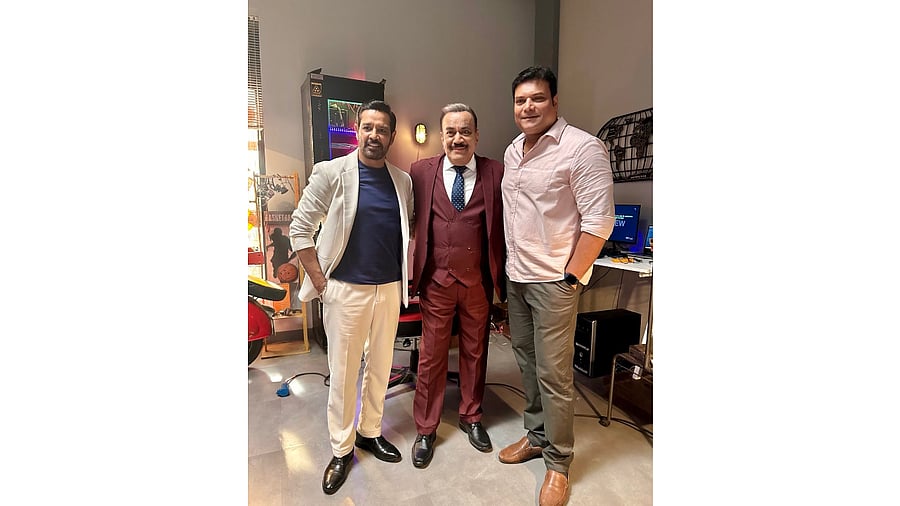 <div class="paragraphs"><p>Television actor Shivaji Satam (centre).</p></div>