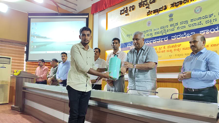 <div class="paragraphs"><p>Minister For Animal Husbandry K Venkatesh hands over liquid nitrogen container for artificial insemination, for the benefit of Maithri worker, during Multi-Purpose Artificial Insemination Technician in Rural India (Maithri) workers training programme, at Nethravathi hall of Zilla Panchayat on Saturday. </p></div>