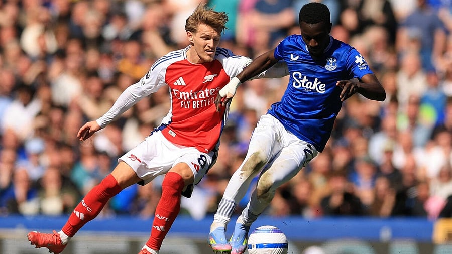 <div class="paragraphs"><p>Arsenal's Martin Odegaard in action with Everton's Idrissa Gueye.</p></div>